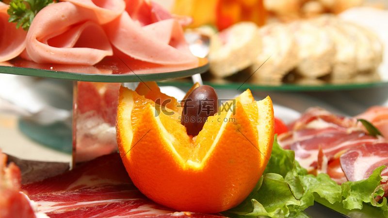 膨化食品加盟代理的费用主要包括以下几个方面：